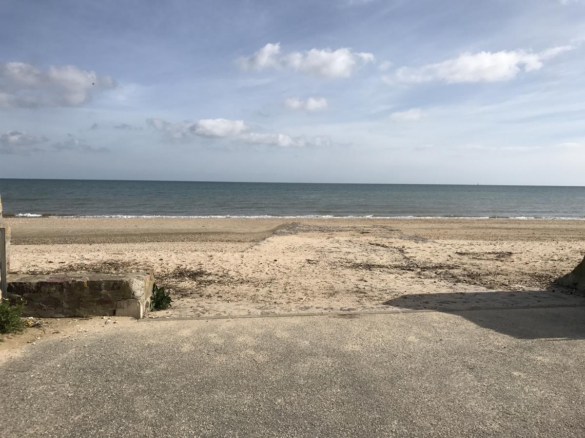 Hotel De La Plage Quineville Bagian luar foto